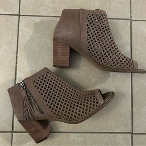 Vince Camuto Sandals Size 8.5 M